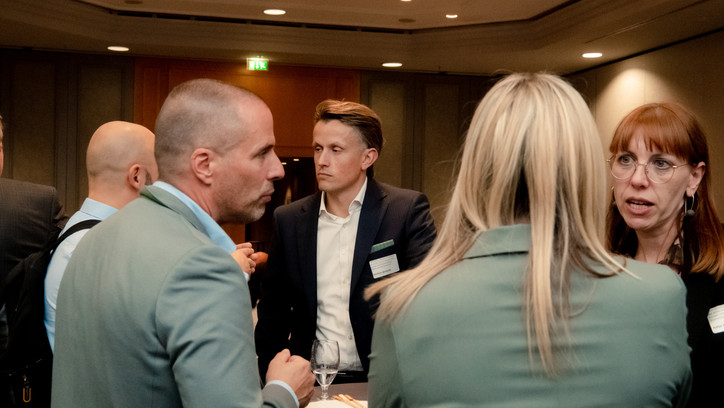 Tanja Romstedt im Gespräch mit Justizministerin Katja Meier (und Staatssekretär Mathias Weiland)